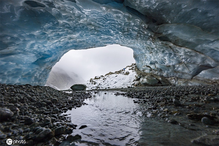 瑞士冰川末端形成巨大冰洞 晶莹剔透