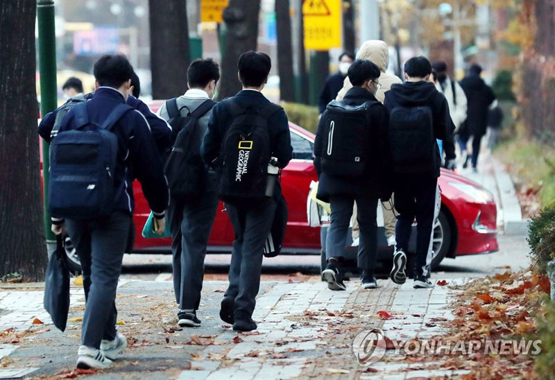 22日上午，仁川市南洞区一所初中的学生结伴返校。