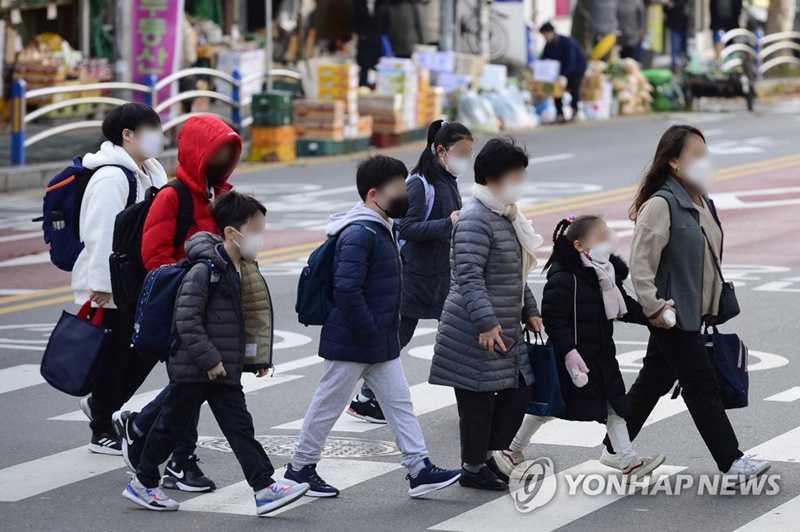 22日上午，首尔龙山区锦阳小学的学生返校。 