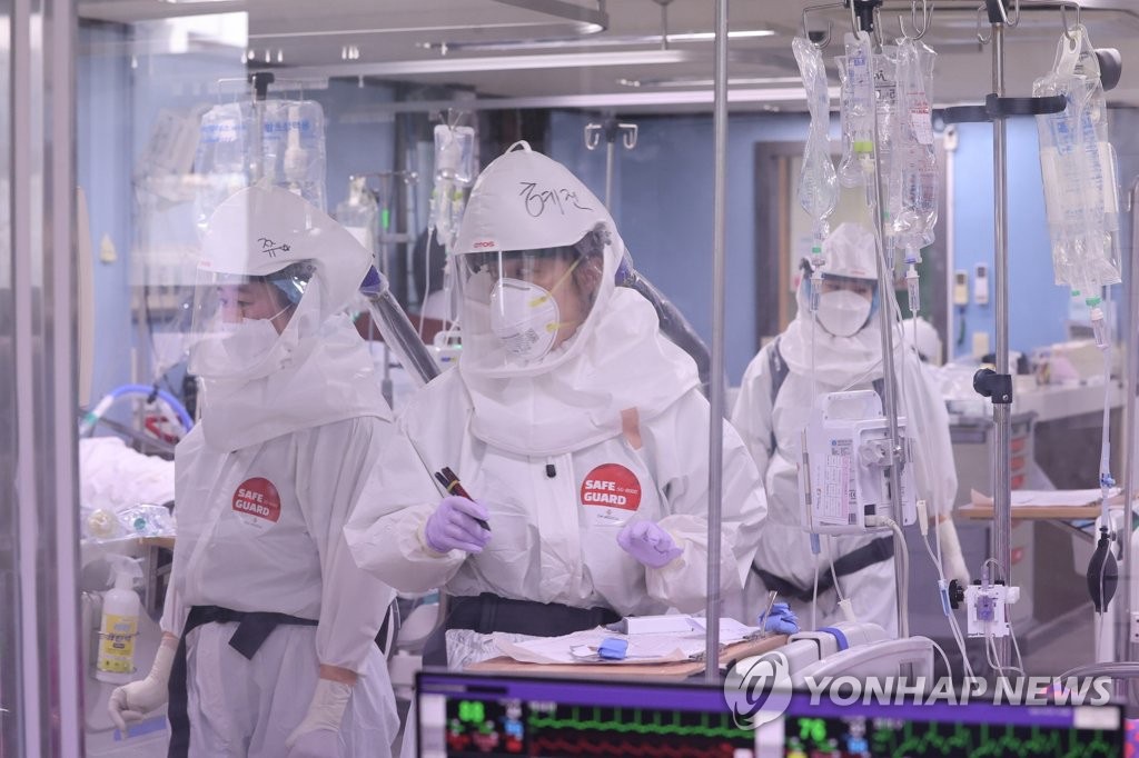 23日，在韩国新冠肺炎定点医院平泽博爱医院的重症监护室，医护人员正在紧张忙碌着，秩序井然。