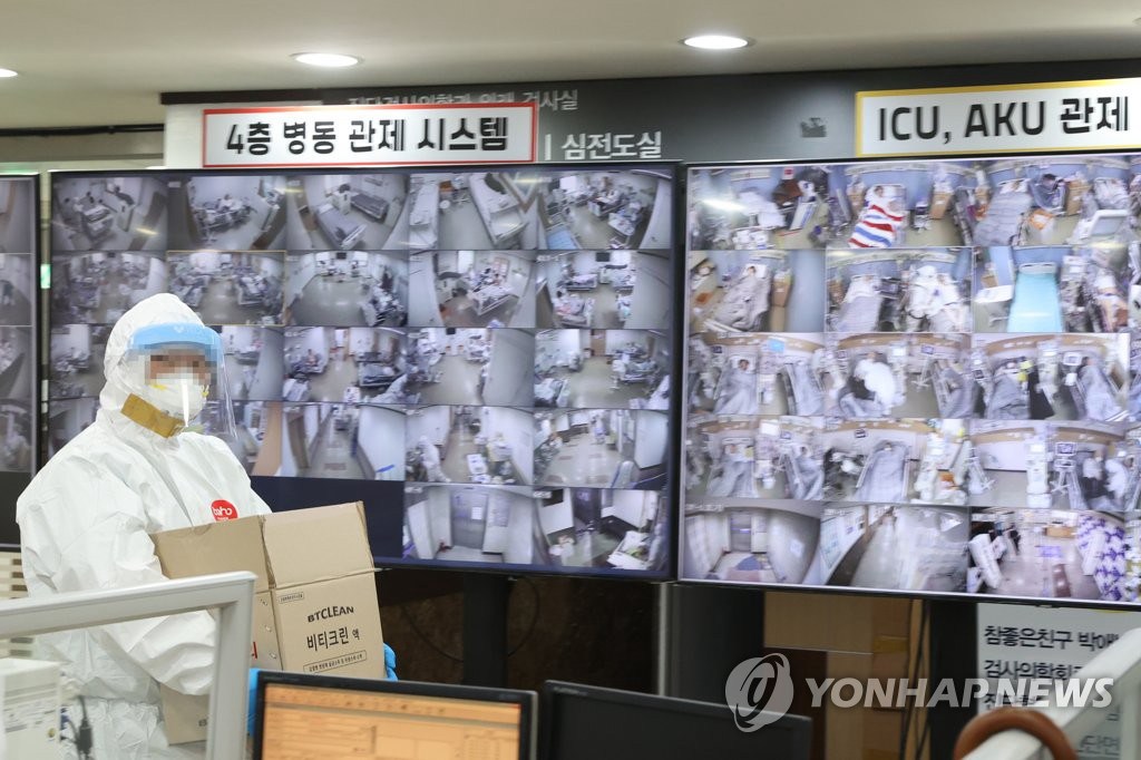 23日，在韩国新冠肺炎定点医院平泽博爱医院的重症监护室，医护人员正在紧张忙碌着，秩序井然。