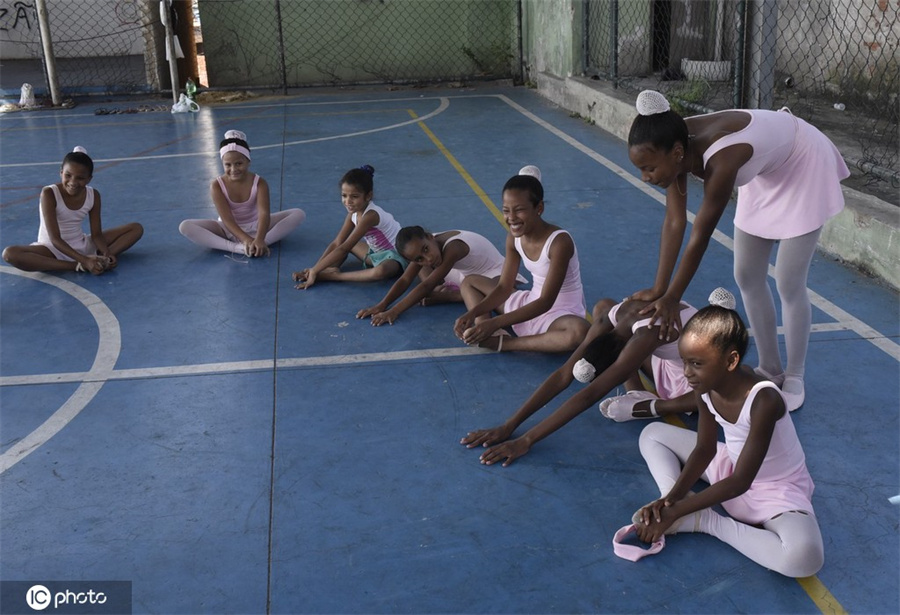 巴西里约热内卢女孩跳芭蕾追逐艺术梦