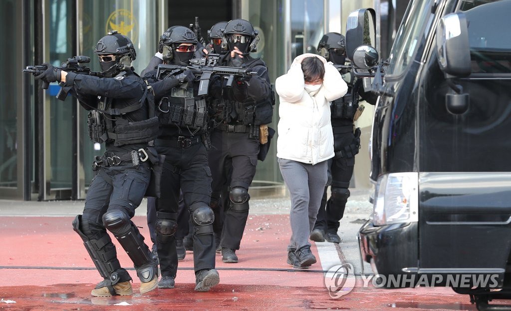 【图】韩世宗市政府大楼上演清剿“恐怖分子”行动