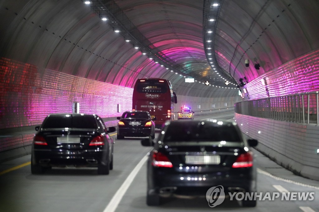 11月30日，通车仪式结束后，韩国国务总理金富谦搭乘的车辆正行驶在隧道中。