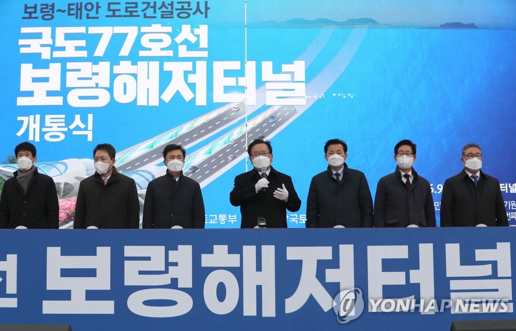 11月30日，韓國國務總理金富謙出席通車儀式並致辭。