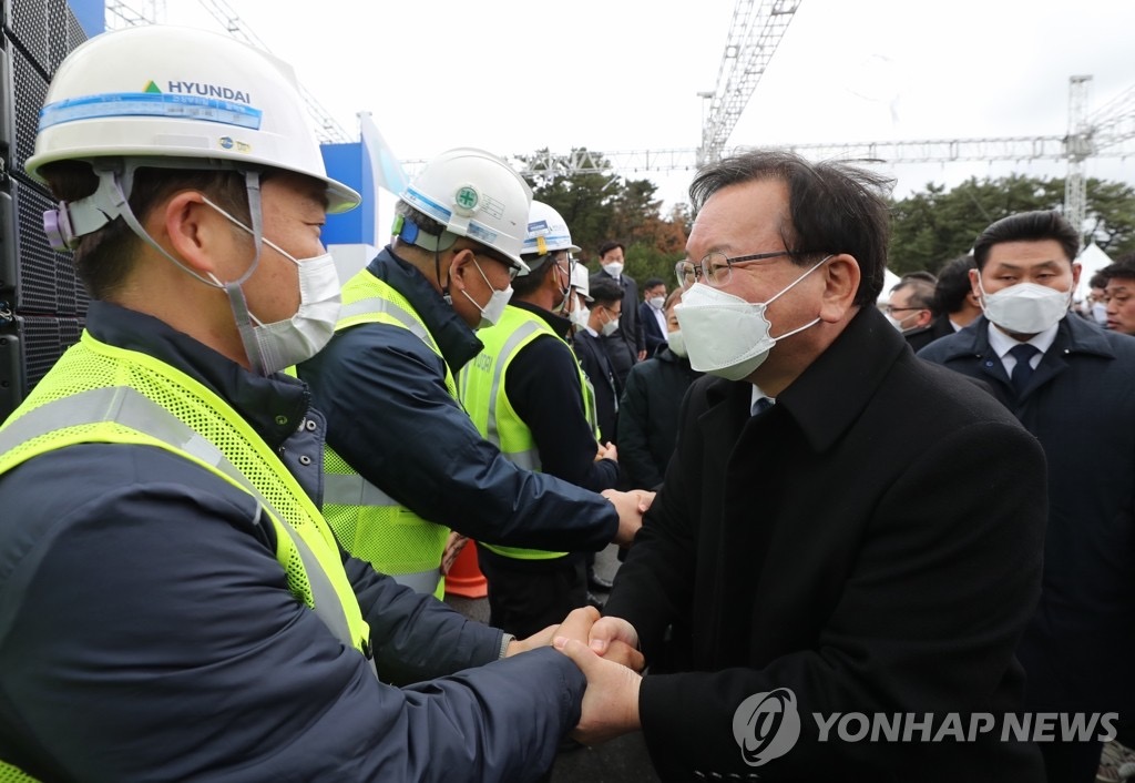 11月30日，韓國國務總理金富謙正慰問施工人員。