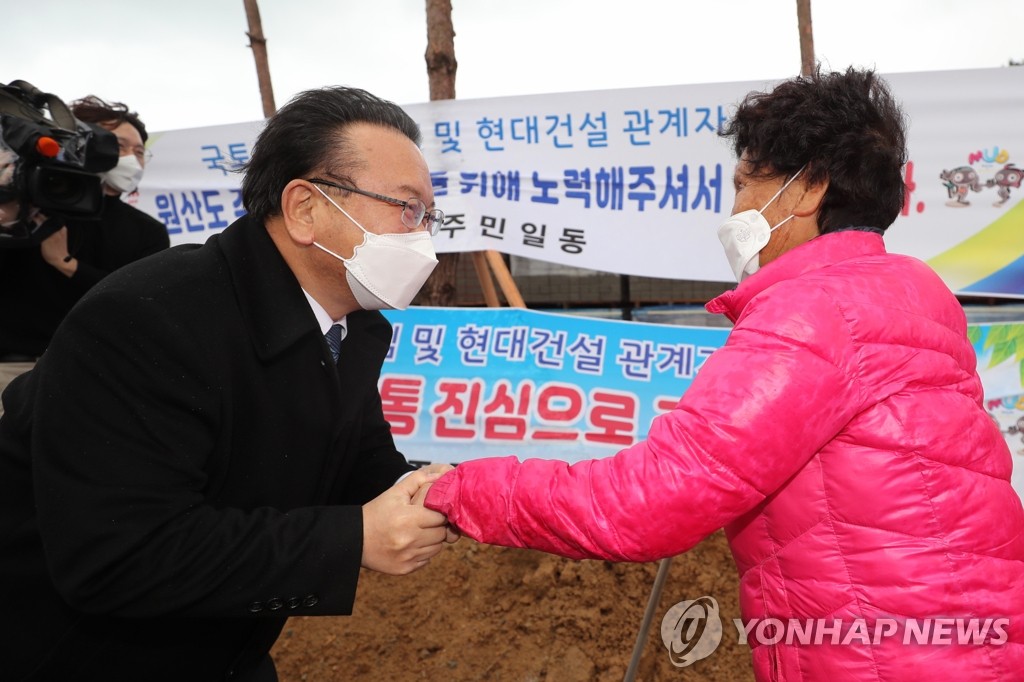 11月30日，韓國國務總理金富謙正慰問當地居民。