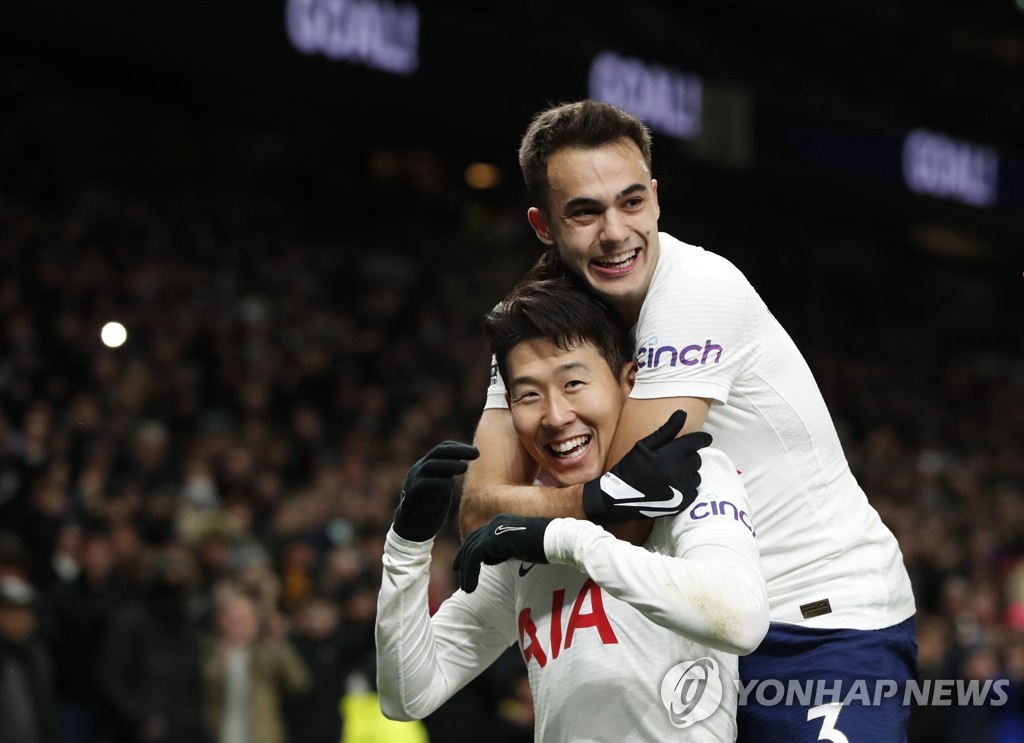 孫興慜踢進第二個球后和隊友一同慶祝。