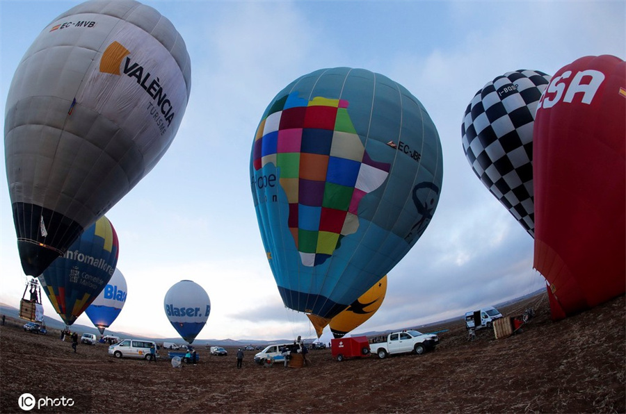 西班牙舉行國際熱氣球賽 花式熱氣球扮靚天空