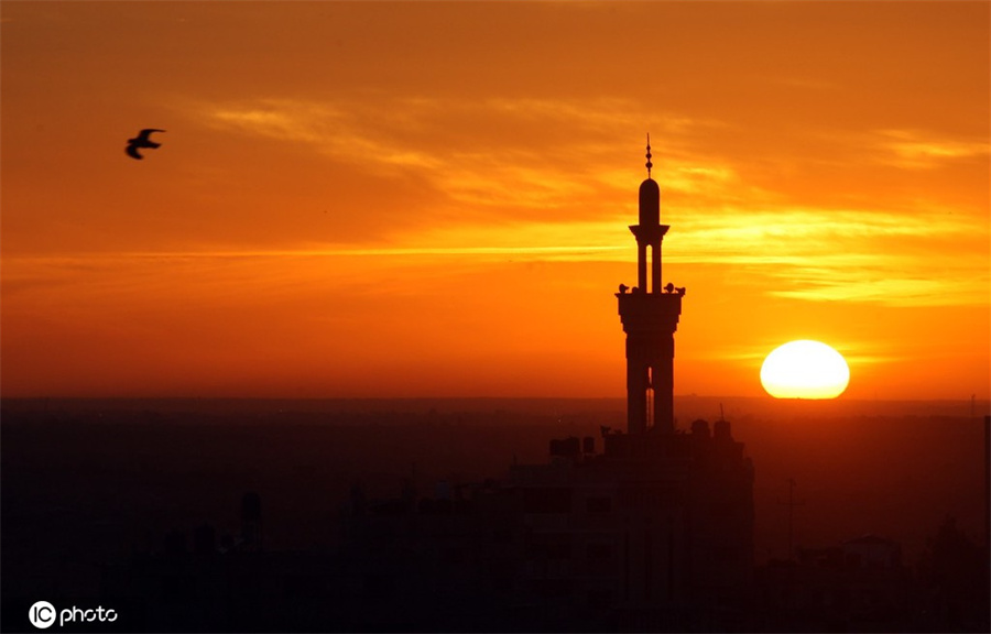 加沙地带日落 夕阳下清真寺显壮观