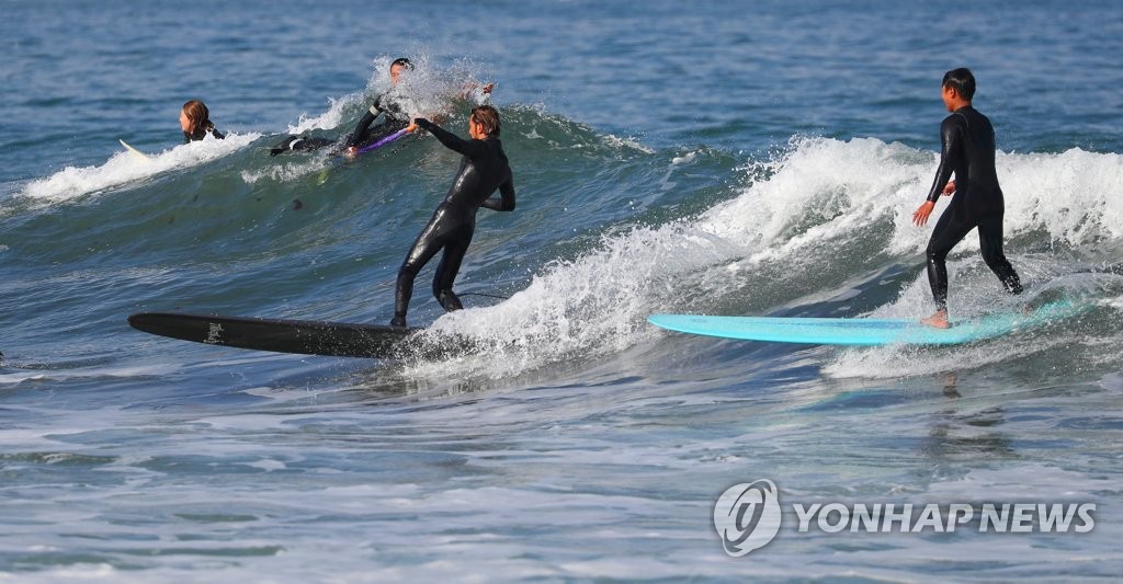【組圖】韓國冬季海水浴場 沖浪者享受假日【4】