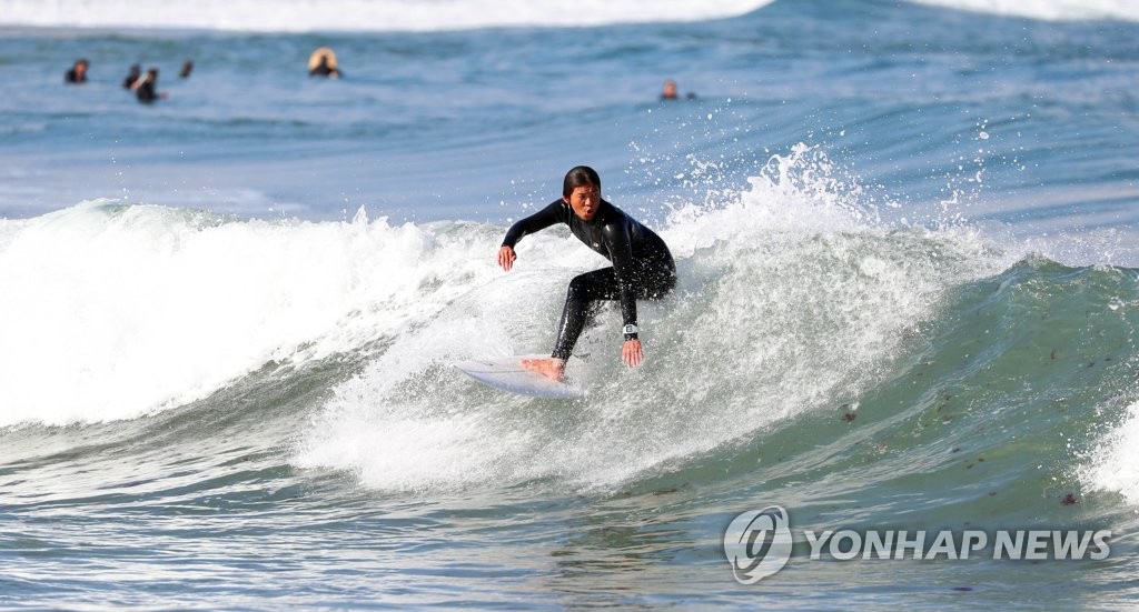 【組圖】韓國冬季海水浴場 沖浪者享受假日【5】