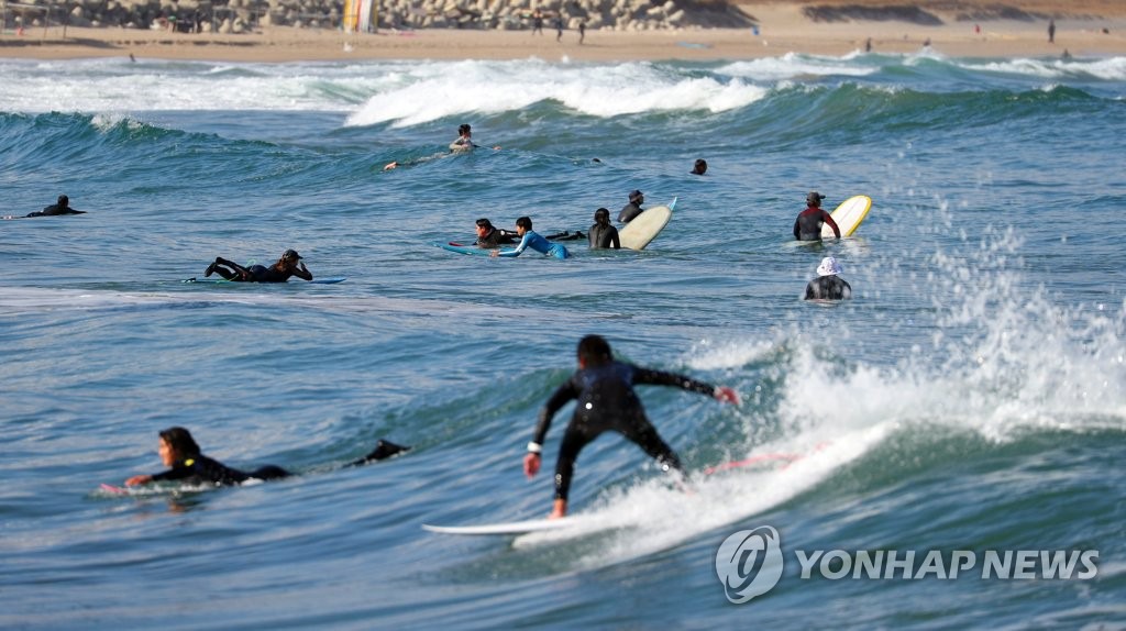 【組圖】韓國冬季海水浴場 沖浪者享受假日【7】
