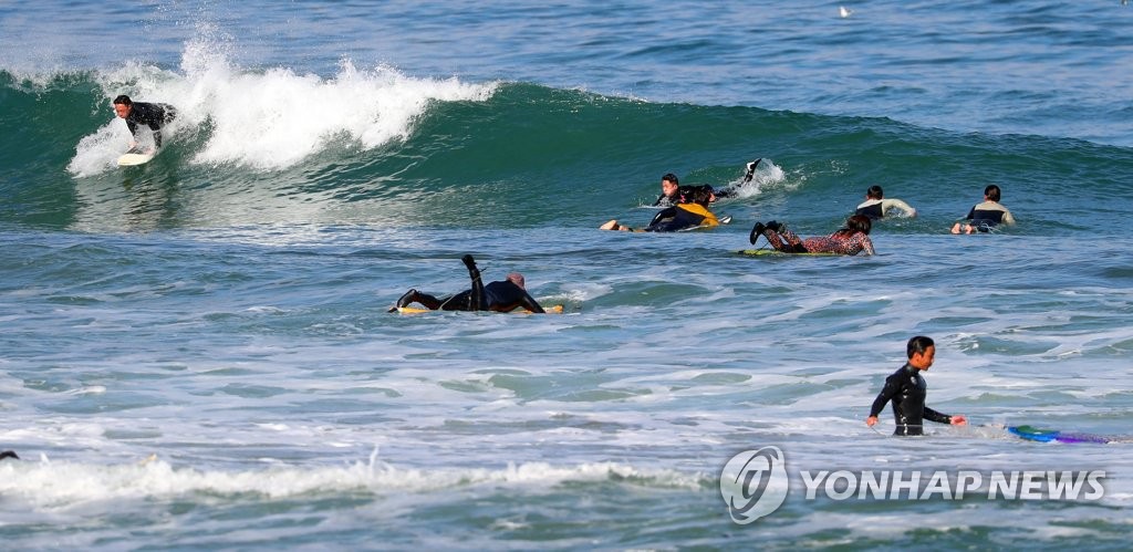 【組圖】韓國冬季海水浴場 沖浪者享受假日【2】