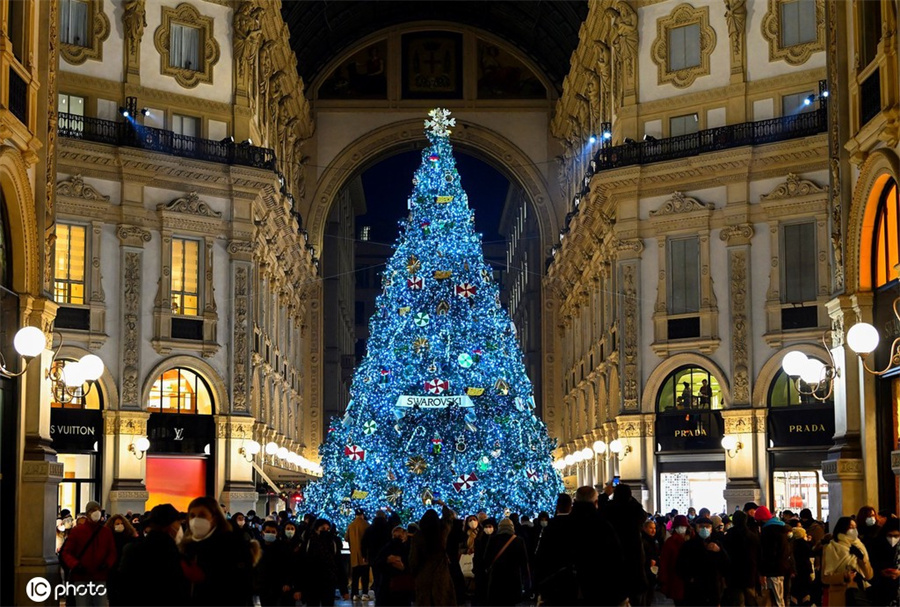 意大利米兰圣诞节日气氛渐浓 水晶装饰圣诞树璀璨夺目