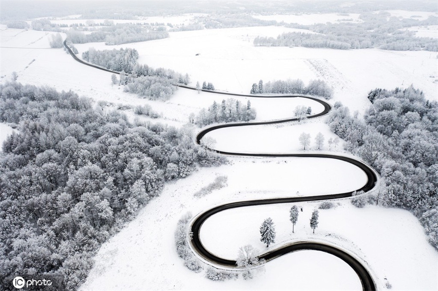 波兰遇降雪 雪中公路宛如长蛇