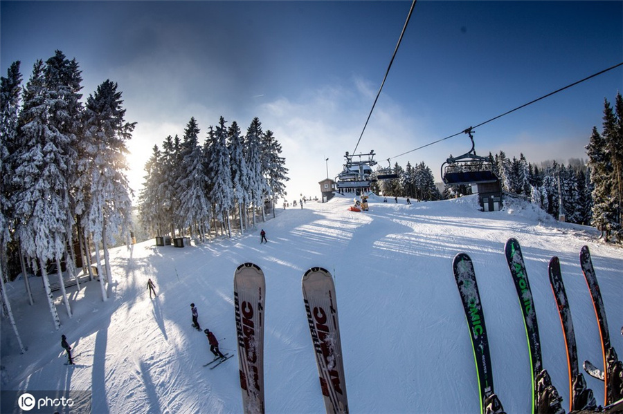 德国温特贝格滑雪季 游客尽情体验冬季美景