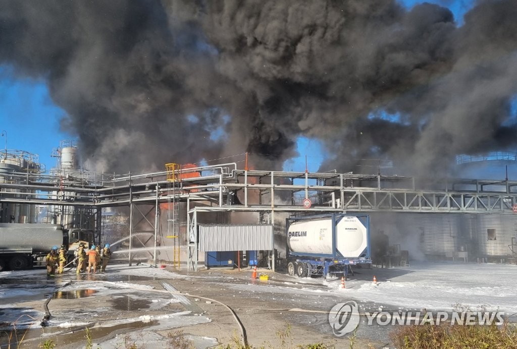 13日下午1点37分，全罗南道丽水市珠三洞丽水产业园区内的一家工厂起火，现场黑烟弥漫。