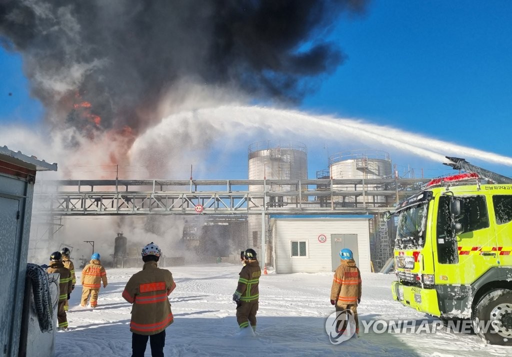 13日下午，全罗南道丽水市丽水国家产业园区内的一家工厂发生火灾，消防人员现场进行灭火。