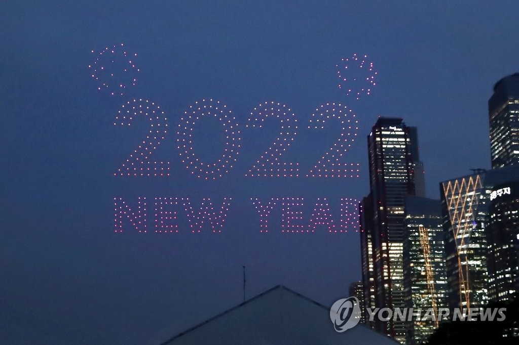圖為“2022，新年快樂”文字燈光秀。