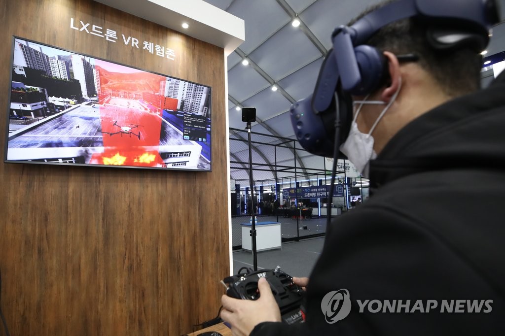 參觀者正在用VR技術體驗無人機操控技術。
