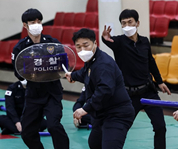 首尔警察厅组织“新兵”演练
