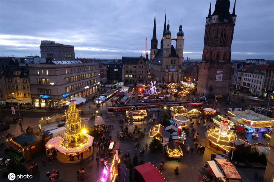 德国哈雷冬季市场灯光明亮