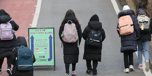 疫情形势严峻 韩首都圈各级学校暂停全面到校上课