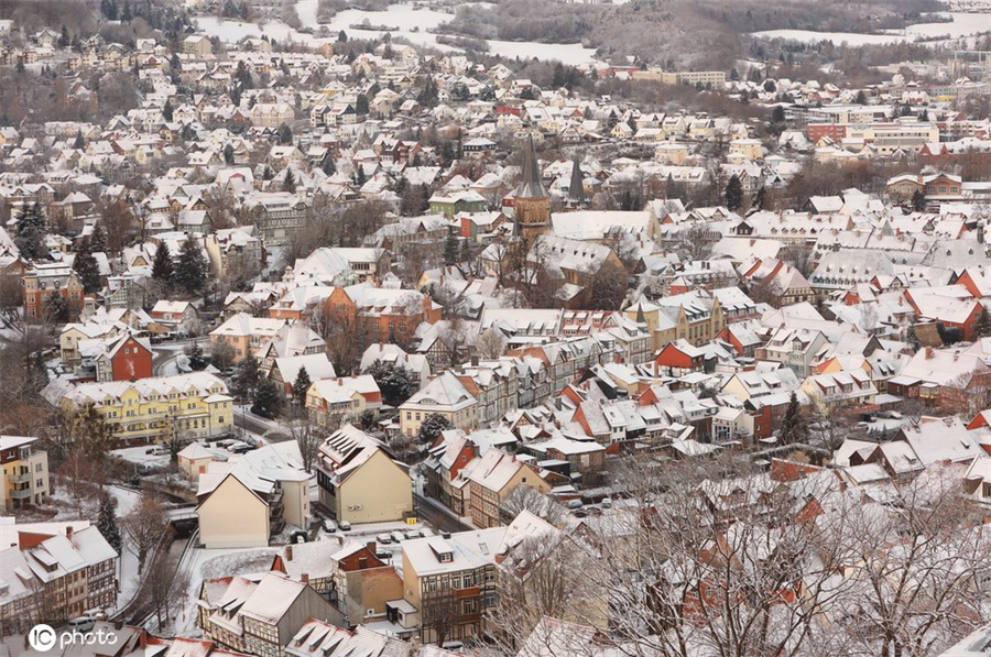 德国哈尔茨山区圣诞遇降雪 冰雪世界美如画