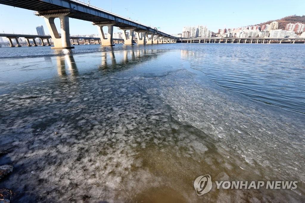 【组图】首尔气温低至零度以下 汉江结冰