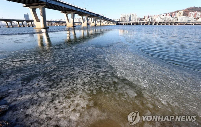 【组图】首尔气温低至零度以下 汉江结冰