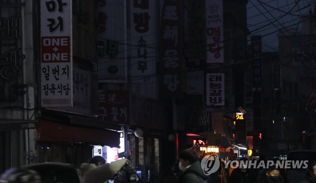 【組圖】黑暗中的韓國美食街 商戶關燈營業示威