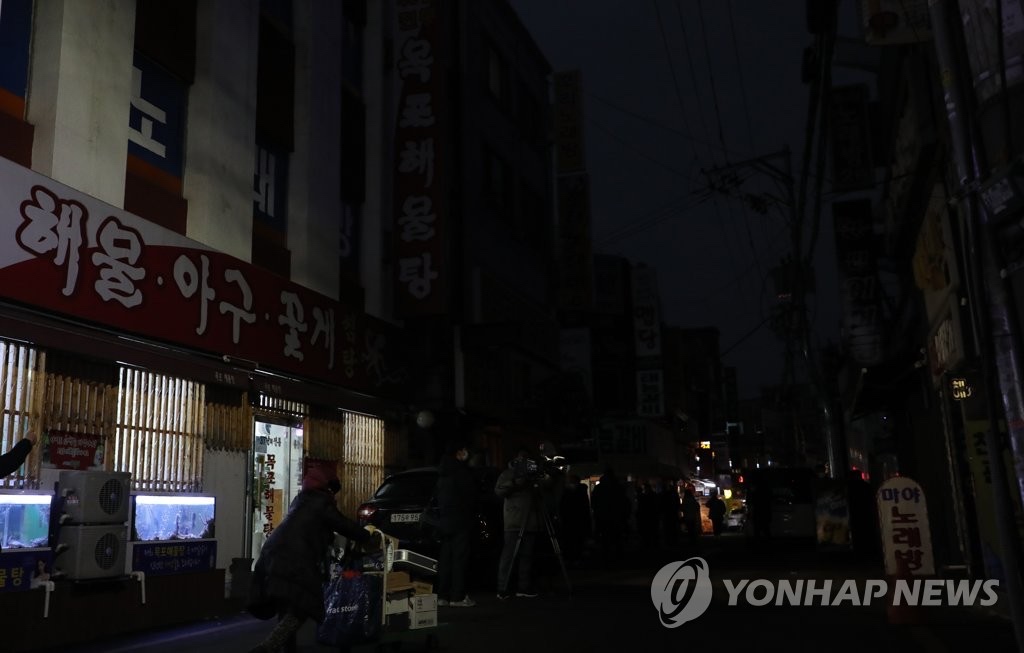 【组图】黑暗中的韩国美食街 商户关灯营业示威【2】