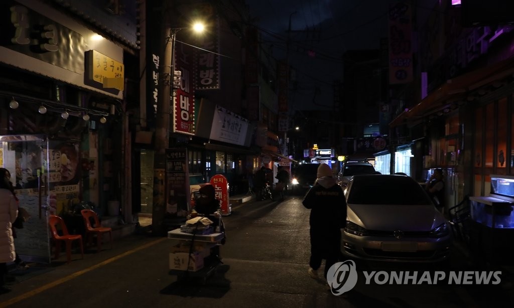 【组图】黑暗中的韩国美食街 商户关灯营业示威【5】