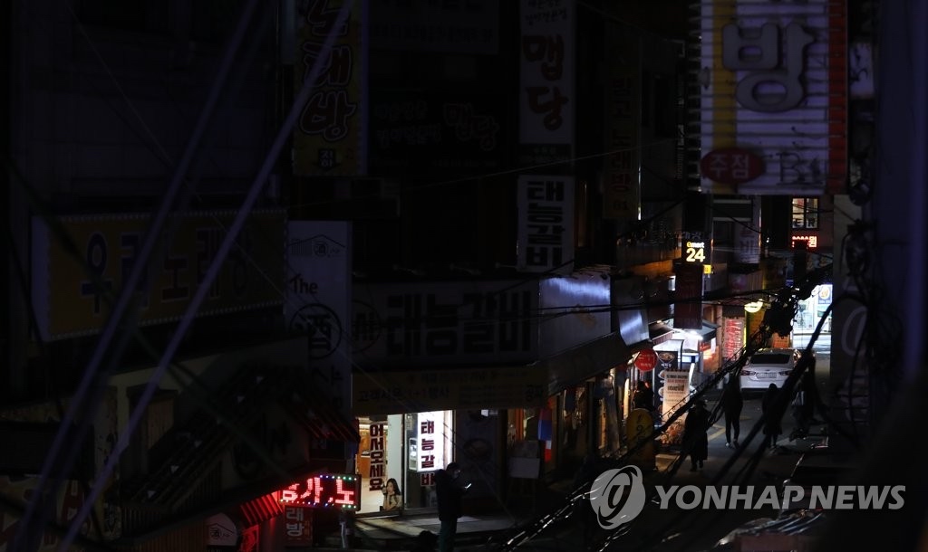 【组图】黑暗中的韩国美食街 商户关灯营业示威【4】