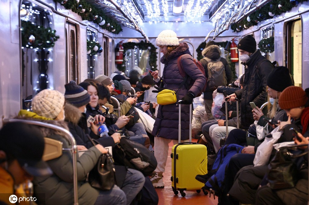 俄罗斯莫斯科地铁装饰精美 节日氛围满分