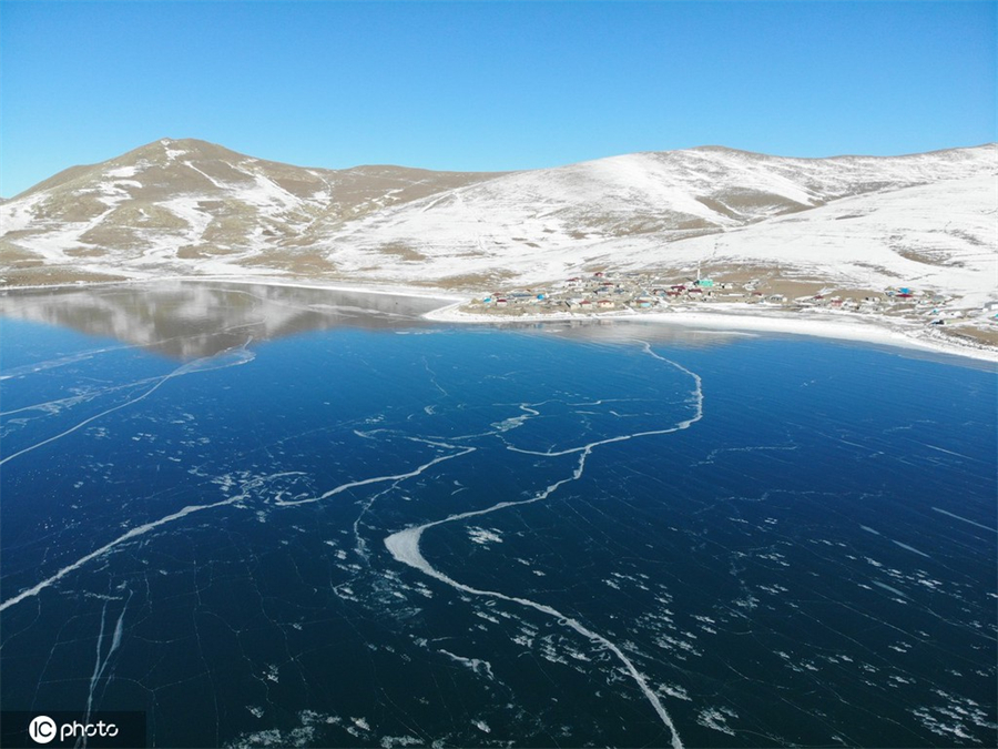 土耳其阿勒巴尔克湖湖面冰封
