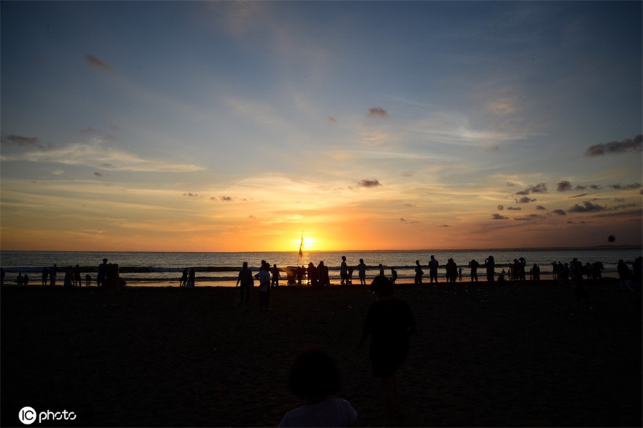 印尼海灘落日吸引游人觀賞