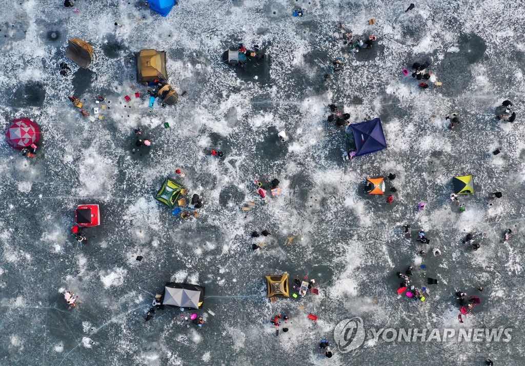 【組圖】韓國江原道冰釣場游人如織【6】