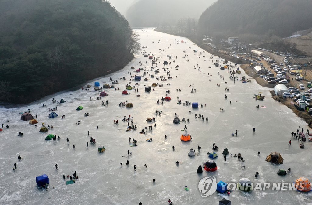 【組圖】韓國江原道冰釣場游人如織【2】