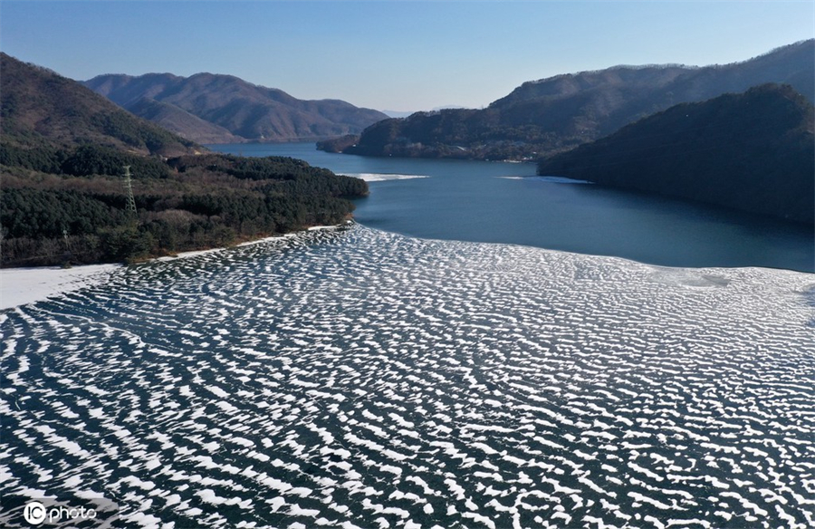 韓國江原道江面結冰如魚鱗