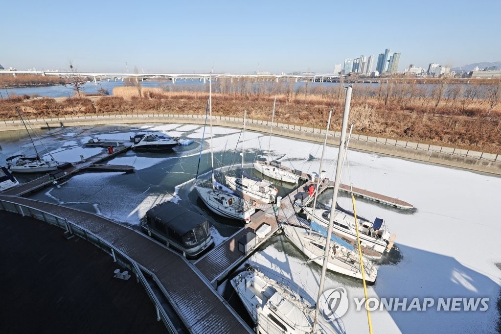 12日，首尔市汝矣岛码头附近结冰。