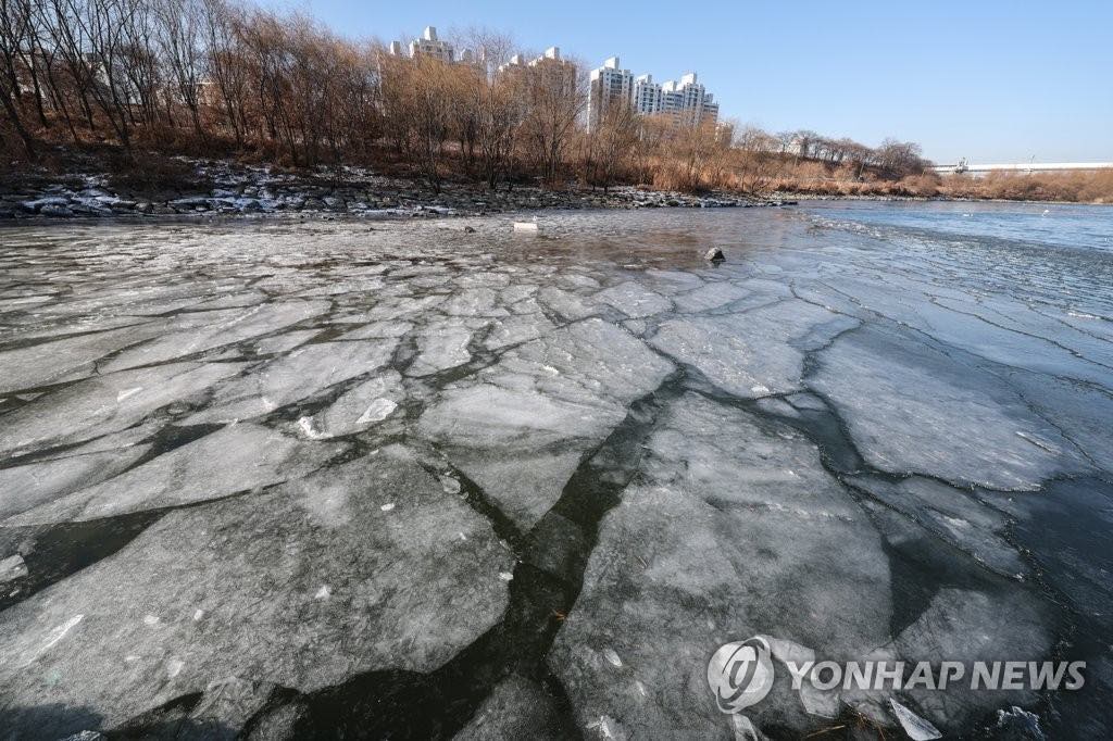 12日，首尔市汝矣岛码头附近结冰。