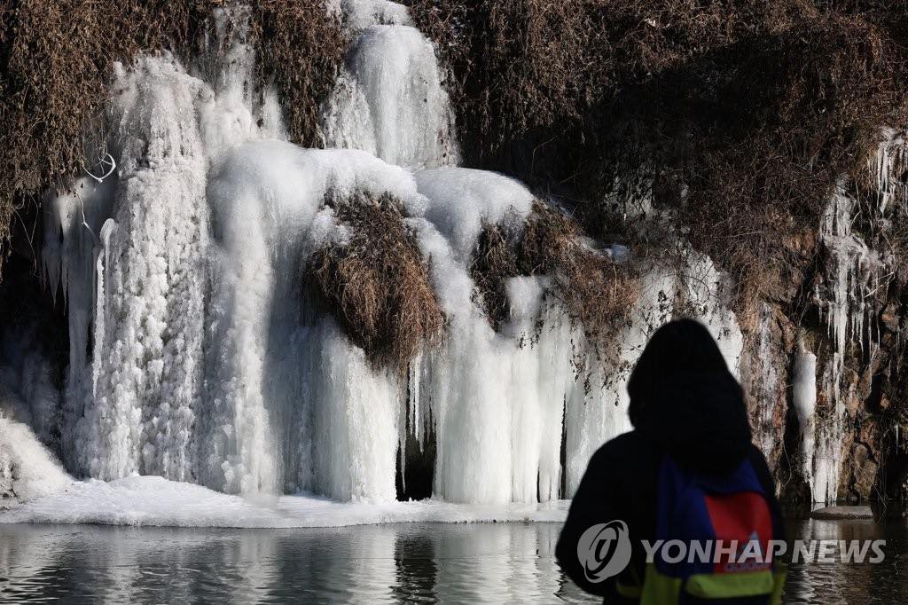 12日，首尔市西大门区弘济川人工瀑布结冰。