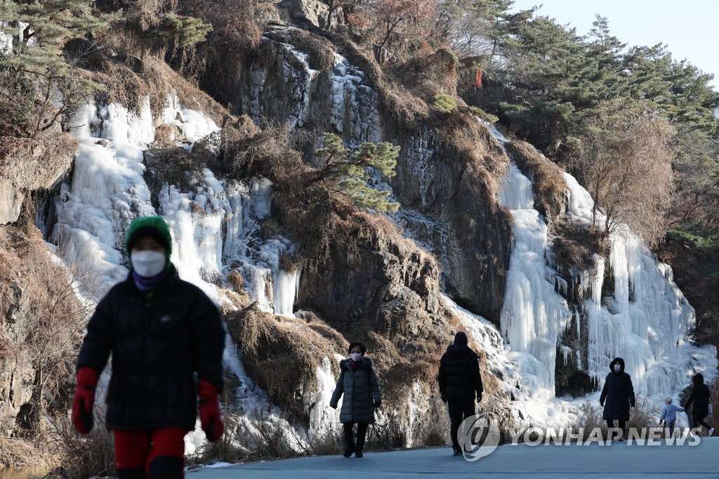 12日，首尔市西大门区弘济川人工瀑布结冰。