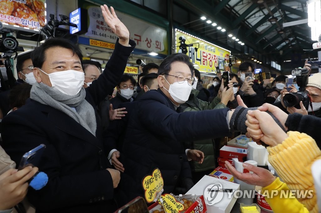 16日，韩国执政党共同民主党总统候选人李在明于16日访问江原道江陵市中央市场，问候市场商户。