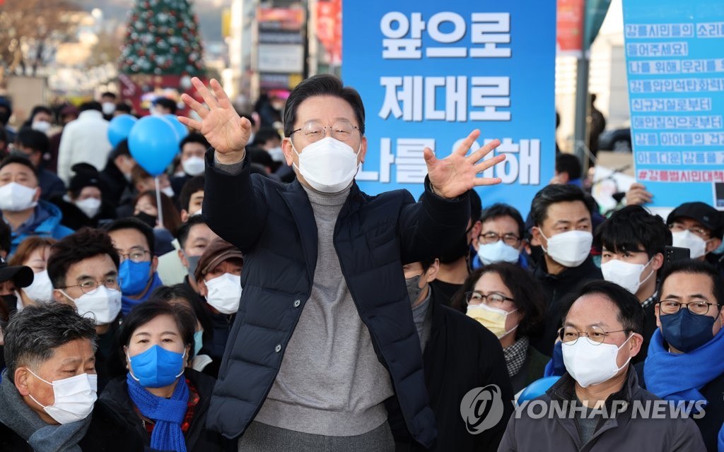 16日，韩国执政党共同民主党候选人李在明16日访问江原道江陵市中央市场，发表现场演讲进行拉票。