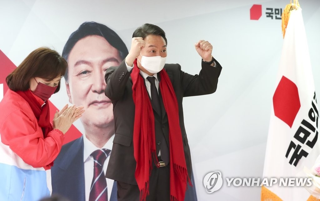16日下午，韩国最大在野党国民力量女性地方议员任命仪式在首尔市永登浦区大河大厦举行，总统候选人尹锡悦出席仪式并致辞。