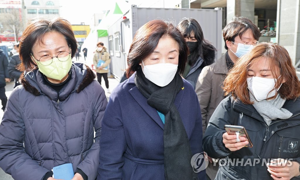 16日，光州市西区的新建公寓倒塌事故发生的第六天，韩国正义党总统候选人沈相�c慰问失踪者家属后前往事故现场。