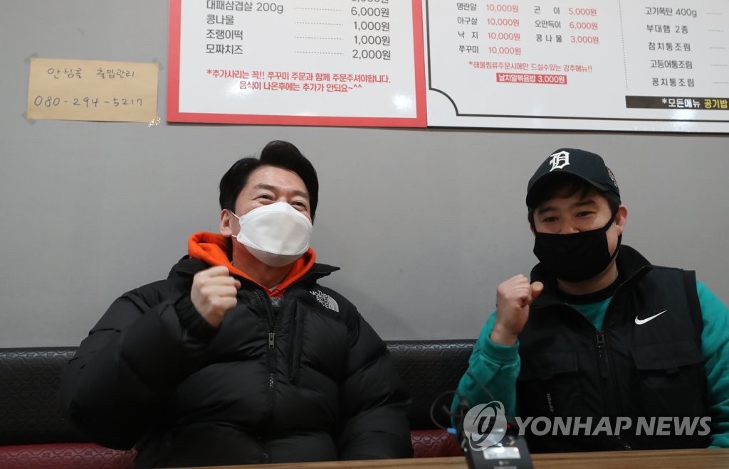 16日，韩国国民之党总统候选人安哲秀作为京畿道富川市上洞的一家餐厅的临时工正在配送外卖。